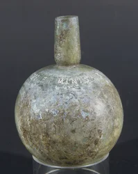 Botella con inscripción en latín